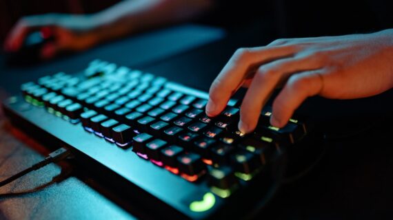 Bagaimana cara menyalakan lampu keyboard gaming?